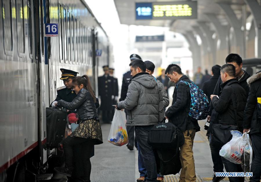 Passengers board the Z124/Z122 express sleeper train from Chengdu to Shanghai in Chengdu, capital of southwest China's Sichuan Province, Jan. 15, 2013. The Z124/Z122 train from Chengdu to Shanghai, which started operation on Tuesday, is the first express sleeper train in southwest China and the fastest among all trains running between Chengdu and Shanghai. (Xinhua/Xue Yubin)