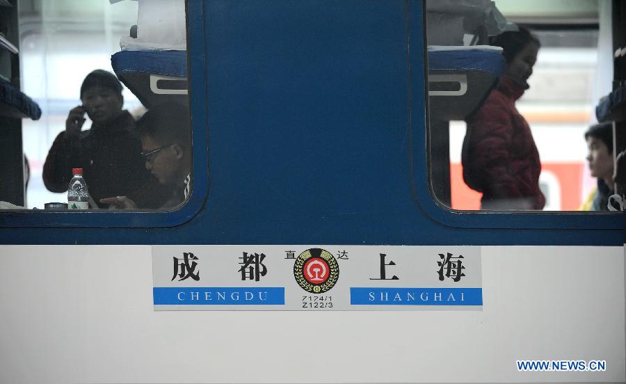 Passengers are seen in the Z124/Z122 express sleeper train from Chengdu to Shanghai in Chengdu, capital of southwest China's Sichuan Province, Jan. 15, 2013. The Z124/Z122 train from Chengdu to Shanghai, which started operation on Tuesday, is the first express sleeper train in southwest China and the fastest among all trains running between Chengdu and Shanghai. (Xinhua/Xue Yubin)