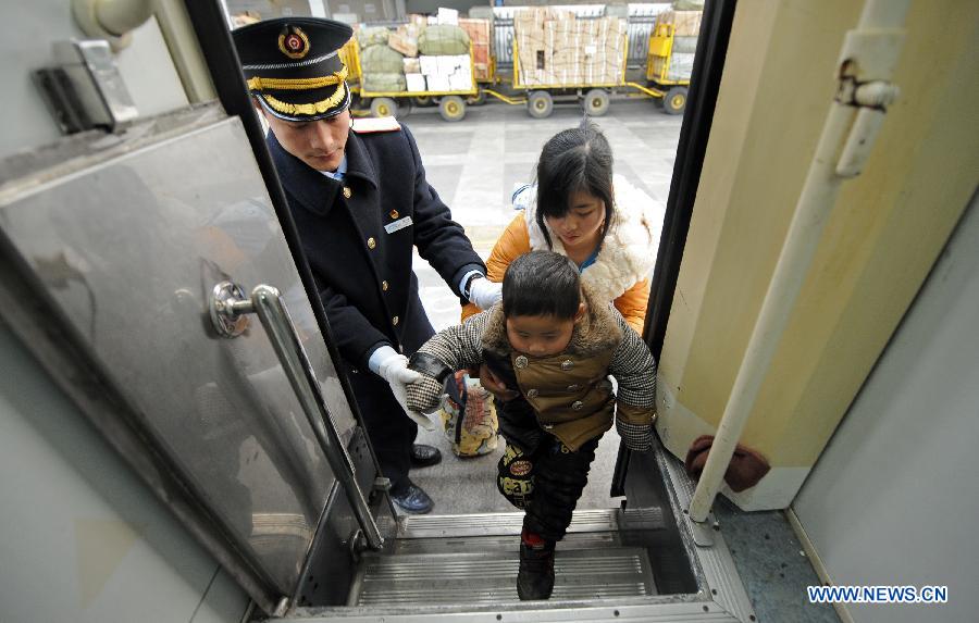 Passengers board the Z124/Z122 express sleeper train from Chengdu to Shanghai in Chengdu, capital of southwest China's Sichuan Province, Jan. 15, 2013. The Z124/Z122 train from Chengdu to Shanghai, which started operation on Tuesday, is the first express sleeper train in southwest China and the fastest among all trains running between Chengdu and Shanghai. (Xinhua/Xue Yubin)