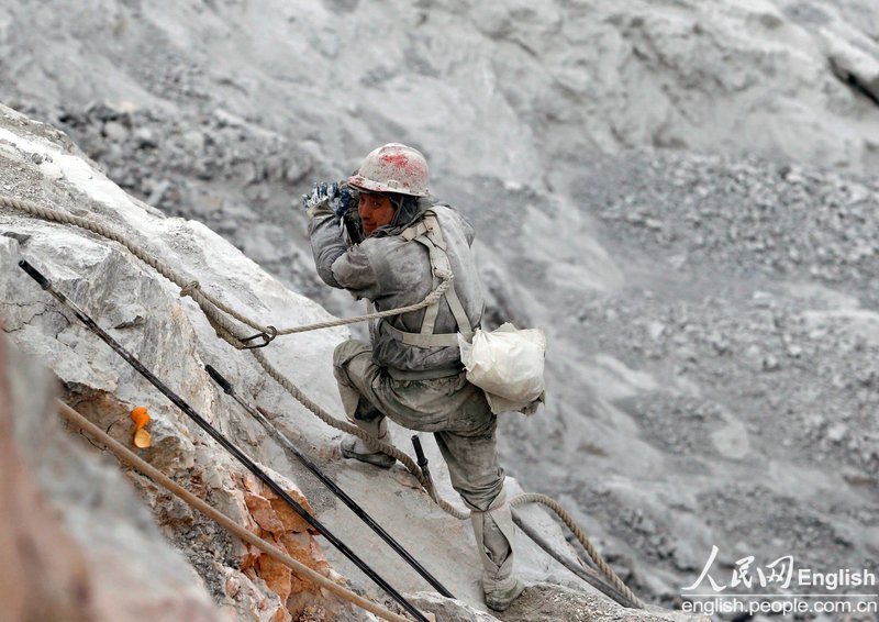 A drilling worker works in smog in a limestone factory in a mountain area in western Zhejiang on Dec. 4, 2012. (Photo/People's Daily Online)