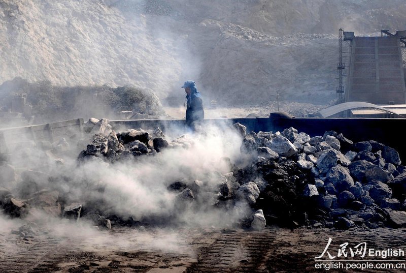 A worker works in the smog in a limestone factory in western Zhejiang on Jan. 1, 2012. (Photo/People's Daily Online)