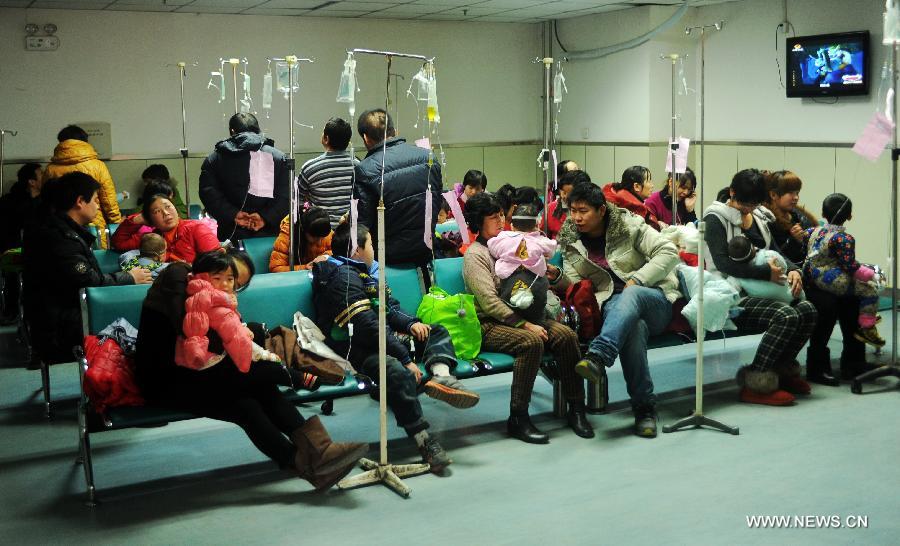 Children accompanied by their parents receive intravenous infusions for respiratory diseases in a hospital in Shijiazhuang City, capital of north China's Hebei Province, Jan. 15, 2013. The number of children suffering from respiratory diseases increased enormously due to prolonged smoggy weather in the past few days. (Xinhua/Zhu Xudong) 