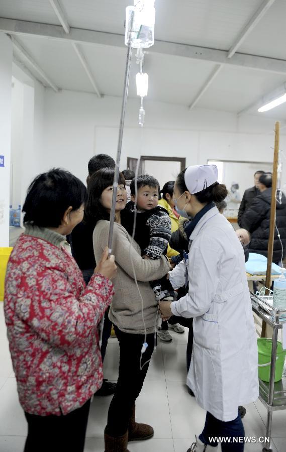 A child receives transfusion therapy in Jinhu Traditional Chinese Medicine Hospital in Jinhu County, east China's Jiangsu Province, Jan. 15, 2013. Continuous foggy condition in many Chinese cities these days has caused more children to get sick. (Xinhua/Chen Yibao) 