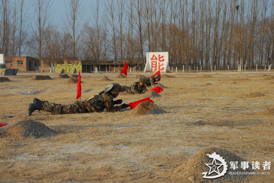 A regiment under the Lanzhou Military Area Command (MAC) of the Chinese People's Liberation Army (PLA) conducts an actual-combat drill in cold weather recently, so as to improve the actual-combat capability of its troops. (China Military Online/Gong Shuangwen, Yang Guo, Hu Gai)