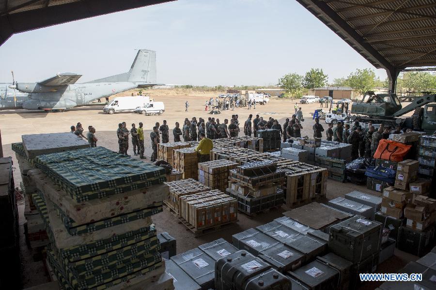Photo released by the French Defense Ministry shows French soldiers getting prepared at the Bamako military airport as part of the "Serval" operation in Mali, Jan. 13, 2013. French Defense Minister Jean-Yves Le Drian said on Tuesday that 1,700 French officers and soldiers were deployed to the operations, 800 of them on the ground. (Xinhua/French Defense Ministry) 
