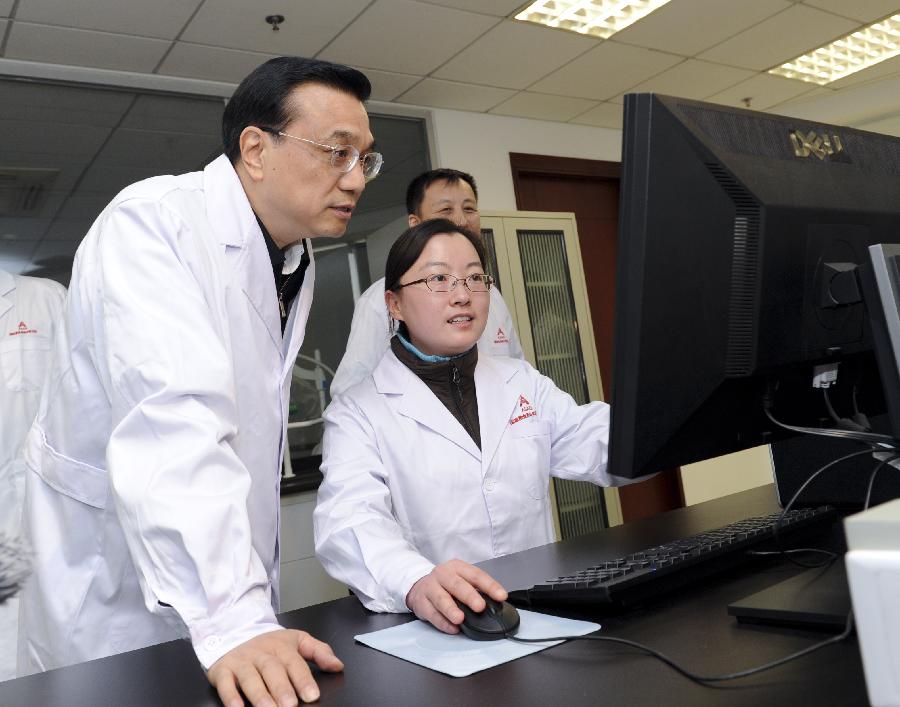 Chinese Vice Premier Li Keqiang (L), who is also a member of the Standing Committee of the Political Bureau of the Communist Party of China (CPC) Central Committee, talks with a staff member at the food safety laboratory of the Academy of State Administration of Grain (ASAG) in Beijing, capital of China, Jan. 15, 2013. Li made an inspection tour in ASAG and presided over a symposium after visiting the academy's grain storage laboratory and food safety laboratory on Tuesday. (Xinhua/Zhang Duo)