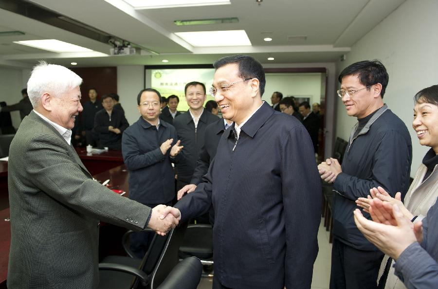 Chinese Vice Premier Li Keqiang (3rd R), who is also a member of the Standing Committee of the Political Bureau of the Communist Party of China (CPC) Central Committee, shakes hands with an expert at the Academy of State Administration of Grain (ASAG) in Beijing, capital of China, Jan. 15, 2013. Li made an inspection tour in ASAG and presided over a symposium after visiting the academy's grain storage laboratory and food safety laboratory on Tuesday. (Xinhua/Huang Jingwen) 
