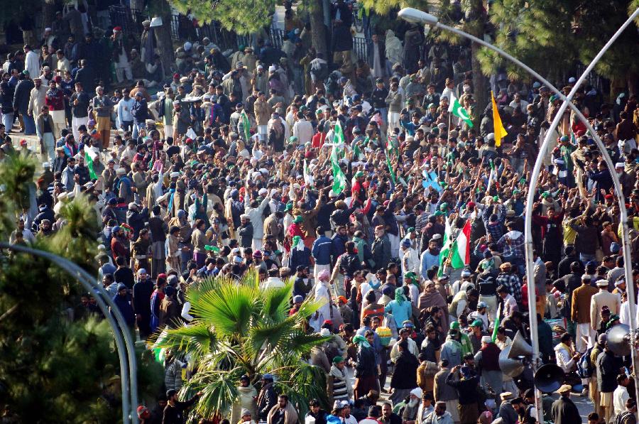 Pakistanis attend a rally in support of the arrest of the country's Prime Minister Raja Pervez Ashraf in Islamabad, Pakistan, on Jan. 15, 2013. Pakistani Supreme Court on Tuesday ordered the arrest of the country's Prime Minister Raja Pervez Ashraf involved in a corruption case, local media reported. (Xinhua/Ahmad Kamal)