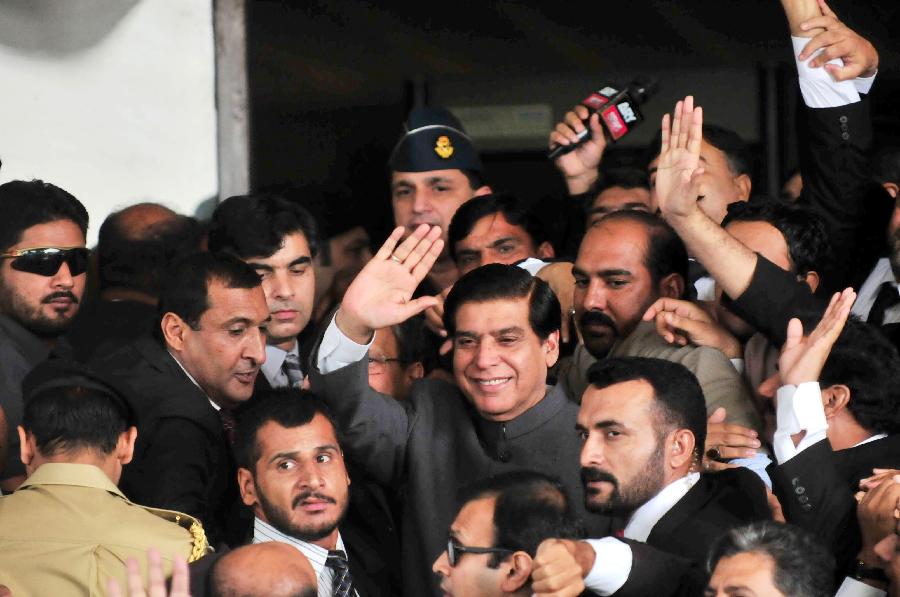 File photo taken on Sept. 18, 2012, shows Pakistani Prime Minister Raja Pervez Ashraf (C) waving as he arrives at the Supreme Court in Islamabad, Pakistan. Pakistani Supreme Court on Tuesday ordered the arrest of the country's Prime Minister Raja Pervez Ashraf involved in a corruption case, local media reported. (Xinhua/Ahmad Kamal)