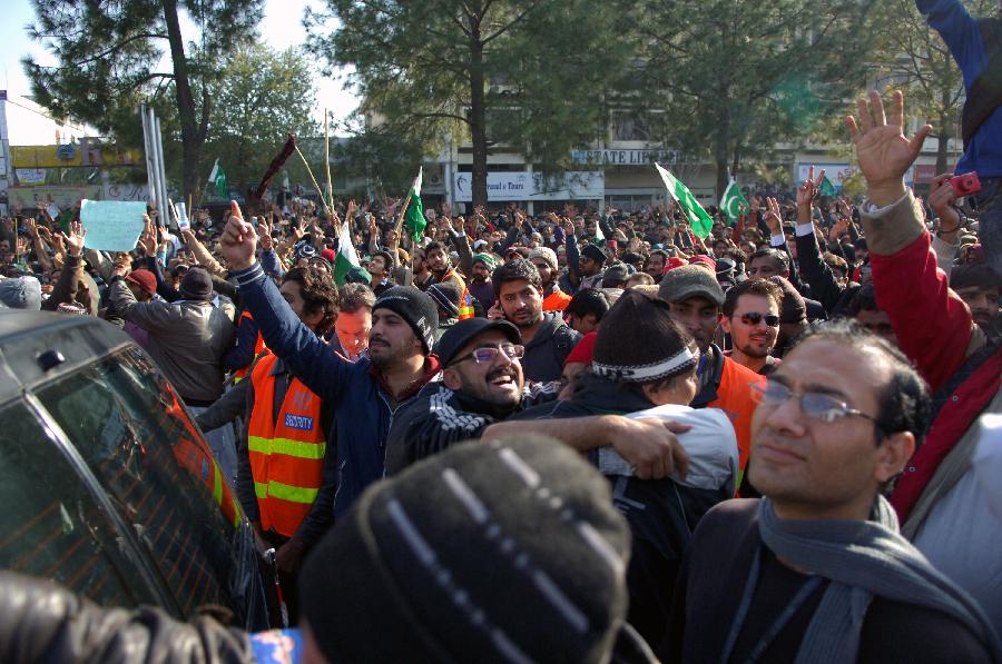 Pakistanis attend a rally in support of the arrest of the country's Prime Minister Raja Pervez Ashraf in Islamabad, Pakistan, on Jan. 15, 2013. Pakistani Supreme Court on Tuesday ordered the arrest of the country's Prime Minister Raja Pervez Ashraf involved in a corruption case, local media reported. (Xinhua/Ahmad Kamal)