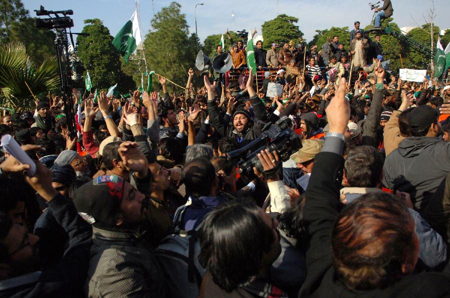 Pakistanis attend a rally in support of the arrest of the country's Prime Minister Raja Pervez Ashraf in Islamabad, Pakistan, on Jan. 15, 2013. Pakistani Supreme Court on Tuesday ordered the arrest of the country's Prime Minister Raja Pervez Ashraf involved in a corruption case, local media reported. (Xinhua/Ahmad Kamal)