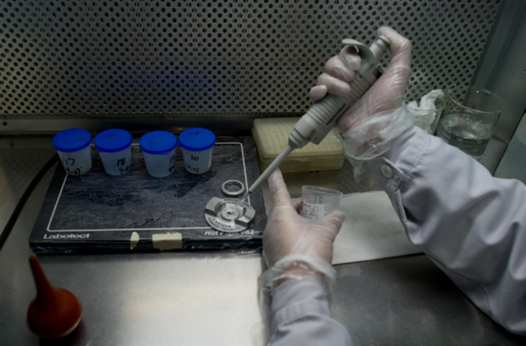 A doctor works at the sperm bank at West China Second University Hospital in Chengdu, Southwest China's Sichuan province on Jan 15, 2013. (Photo/Xinhua)