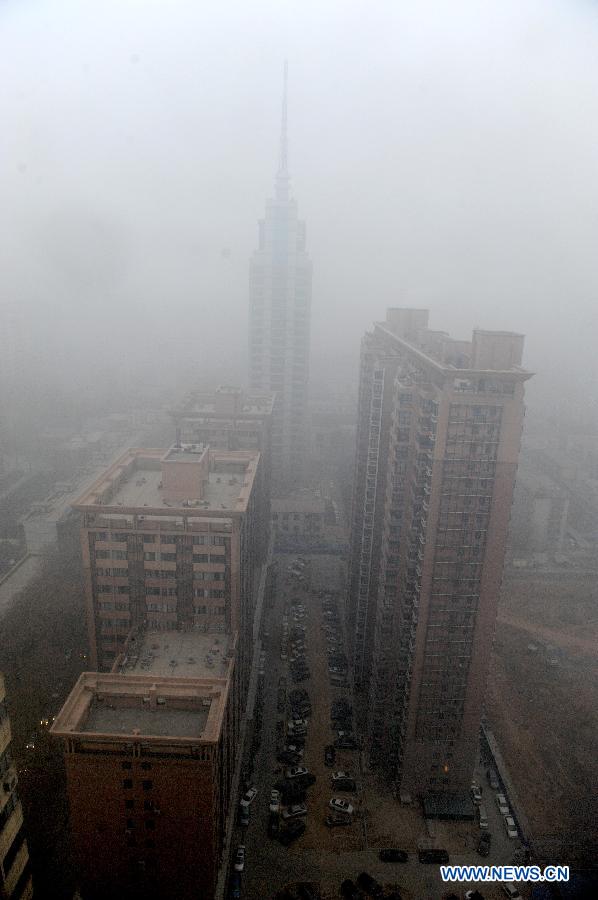 Heavy fog shrouds Zhengzhou City, capital of central China's Henan Province, Jan. 16, 2013. The fog and smog has lingered in Zhengzhou for a few days, affecting local traffic and residents' daily life. (Xinhua/Zhu Xiang)