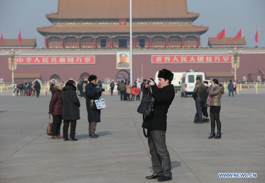 Tourists visit the Tian'anmen Square at noon in Beijing, capital of China, Jan. 16, 2013. Beijingers on Wednesday saw their first sunshine in seven days, with a cold front dispersing the lingering smog in the city. (Xinhua/Jin Liwang)