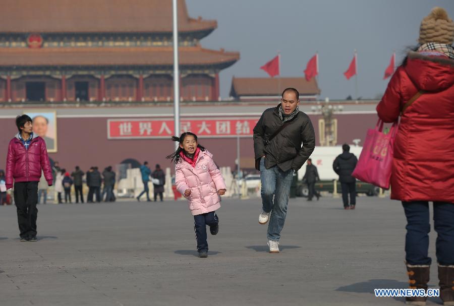 Tourists visit the Tian'anmen Square in Beijing, capital of China, Jan. 16, 2013. Beijingers on Wednesday saw their first sunshine in seven days, with a cold front dispersing the lingering smog in the city. (Xinhua/Jin Liwang)