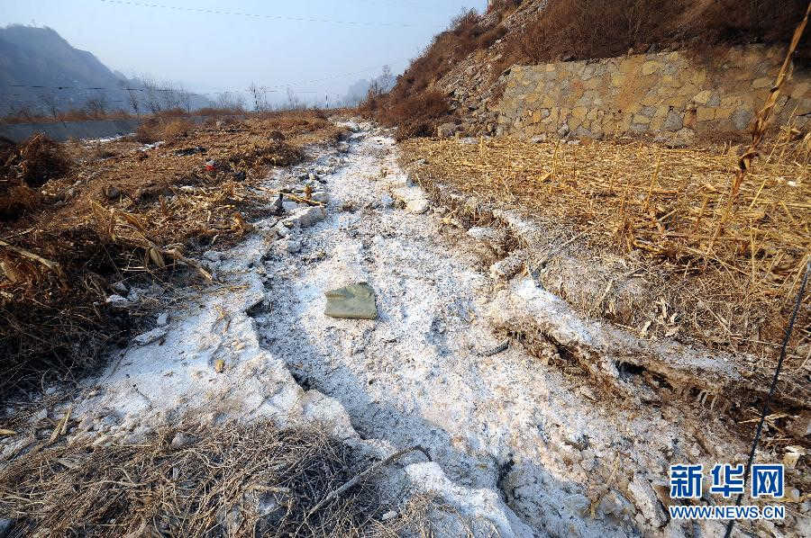The tunnel discharging the leaked aniline from a chemical plant in Shanxi is dried up, and buried with lime powder on Jan. 6, 2013. 