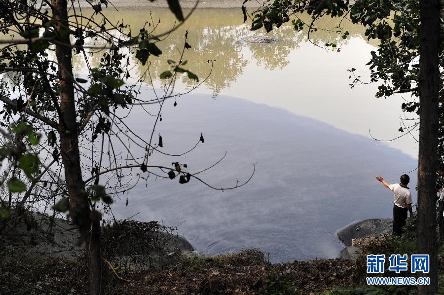 Sewage divides the water in the river into two distinct colors on Sept. 23, 2012. (Xinhua/Hao Tongqian)