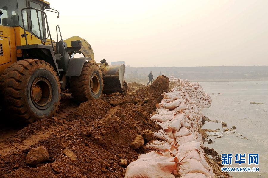 Construction workers build the dam on the upstream of Yuecheng on Jan. 9, 2013. (Xinhua/ Zhu Xudong)