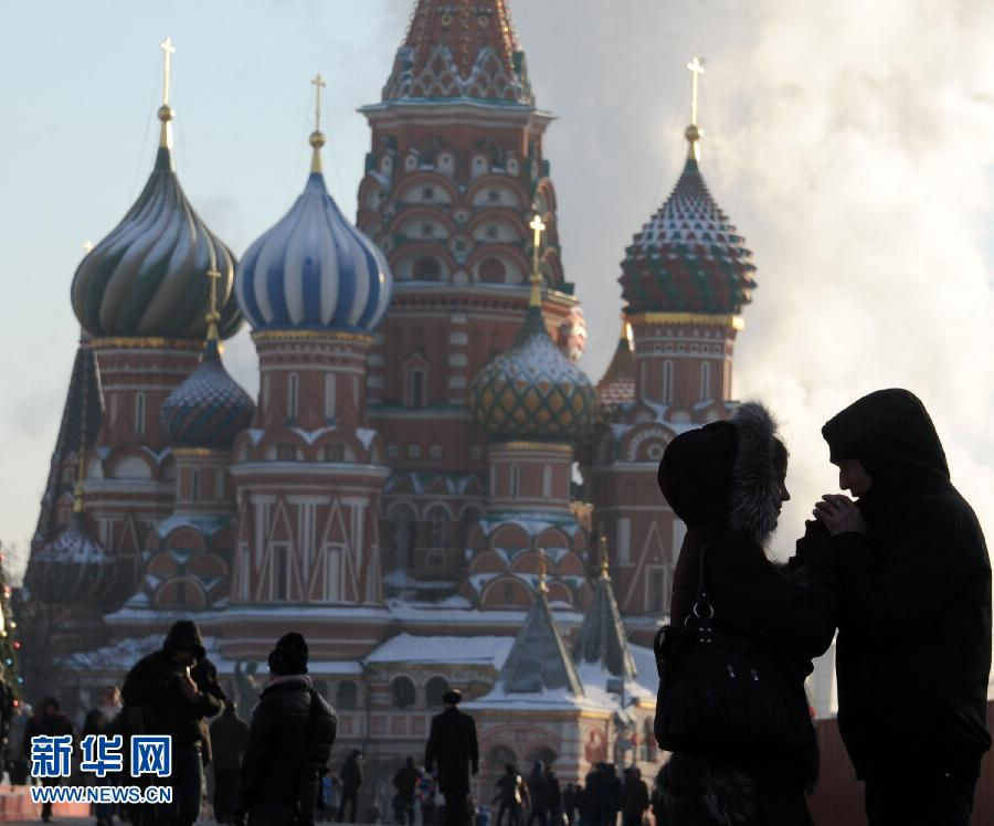 A young couple share a tender moment in the cold in Moscow's Red Square on Dec. 20.(Xinhua/AP)