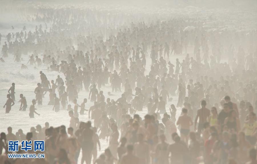 People refresh from high temperatures at Ipanema beach in Rio de Janeiro, Brazil on Dec. 29, 2012.(Xinhua/Weng XinYang)