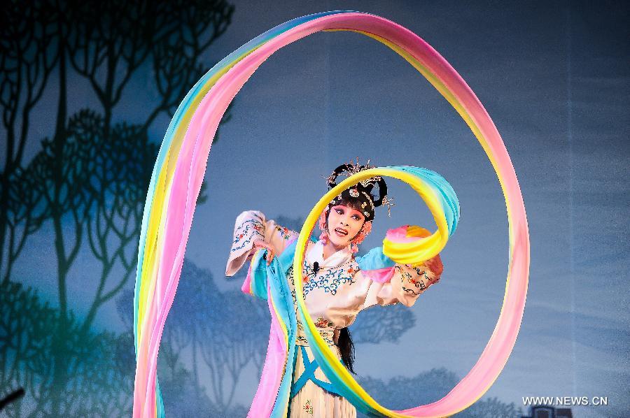 An artist performs the Beijing Opera during the International Theatre Festival Santiago in Santiago, capital of Chile, Jan. 15, 2013. The festival will last until Jan. 20, 2013 and will feature 71 stagings of Chilean and international companies. (Xinhua/Jorge Villegas) 