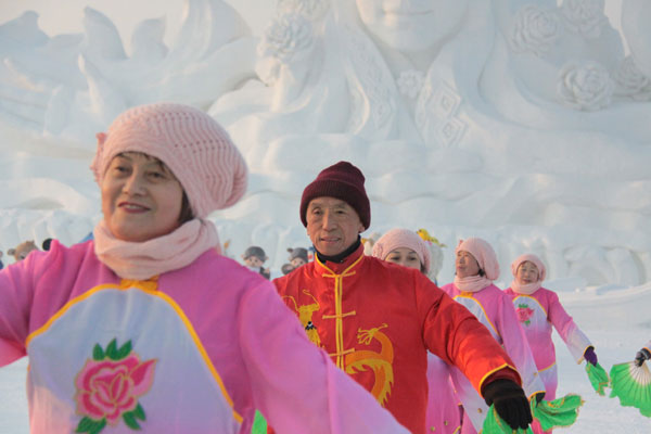 People dance the yangge, a traditional local folk dance in Harbin, northeast China's Heilongjiang Province, on December 20, 2012. (CRIENGLISH.com)