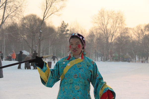 A woman acts as a local matchmaker in Harbin, northeast China's Heilongjiang Province, on December 20, 2012. (CRIENGLISH.com)