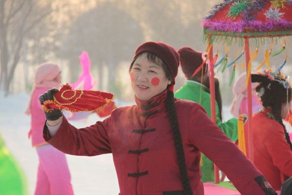 People dance the yangge, a traditional local folk dance in Harbin, northeast China's Heilongjiang Province, on December 20, 2012. (CRIENGLISH.com) 