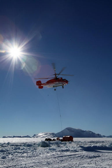 A helicopter transports materials for China's Antarctic expedition team on Dec 4, 2012. (Photo/Xinhua)