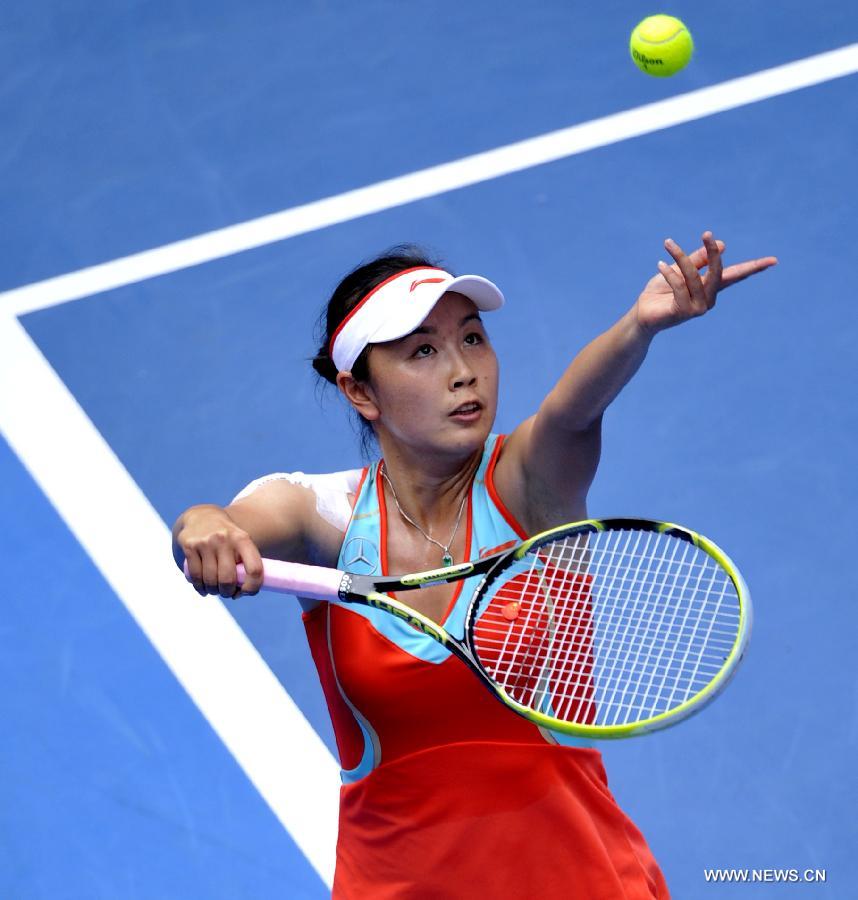 China's Peng Shuai serves during the women's singles second round match against Russia's Maria Kirilenko at 2013 Australian Open tennis tournament in Melbourne, Australia, Jan. 17, 2013. Kirilenko won 2-0. (Xinhua/Chen Xiaowei) 