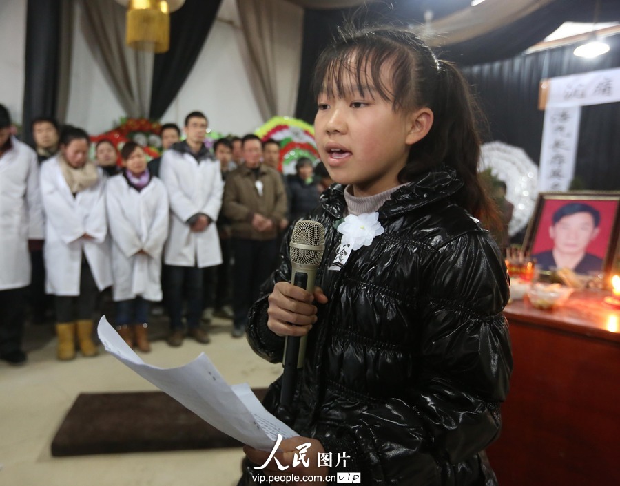 Thousands of people come to mourn and bid farewell to Yang Jianyi, who was killed for protecting his student and is honored as “the most beautiful headmaster”, Xinhua county, Hunan province, Jan. 17. (Photo/ vip.people.com.cn)