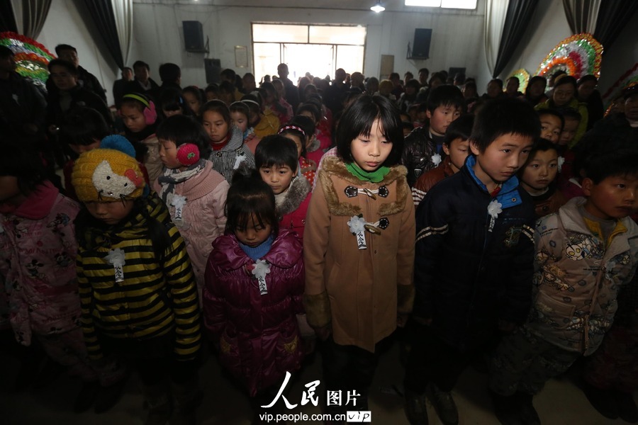 Thousands of people come to mourn and bid farewell to Yang Jianyi, who was killed for protecting his student and is honored as “the most beautiful headmaster”, Xinhua county, Hunan province, Jan. 17. (Photo/ vip.people.com.cn)