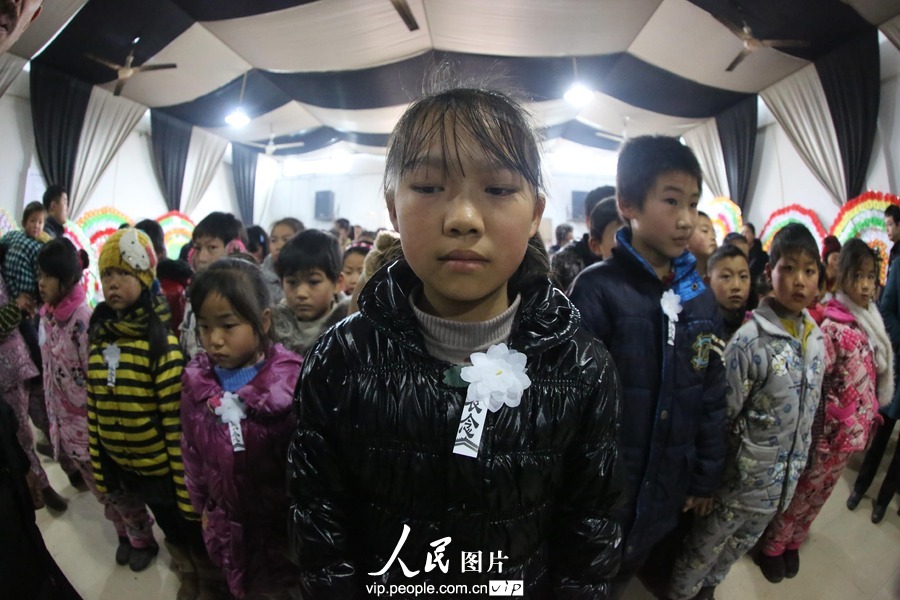 Thousands of people come to mourn and bid farewell to Yang Jianyi, who was killed for protecting his student and is honored as “the most beautiful headmaster”, Xinhua county, Hunan province, Jan. 17. (Photo/ vip.people.com.cn)