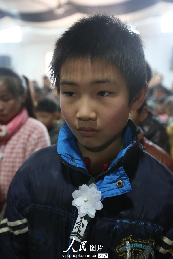 Thousands of people come to mourn and bid farewell to Yang Jianyi, who was killed for protecting his student and is honored as “the most beautiful headmaster”, Xinhua county, Hunan province, Jan. 17. (Photo/ vip.people.com.cn)