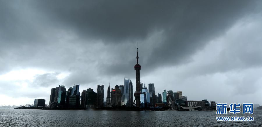 Influenced by Typhoon Bolaven, dark clouds gather in the sky over Shanghai on Aug. 25, 2012.  (Xinhua/ Jiangshan)