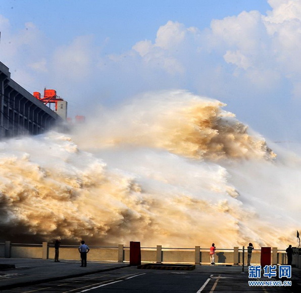 Flood water is discharged from spillways of the Three Gorges Dam in Yichang, central China's Hubei province, July 25, 2012. The biggest flood peak in nine years smoothly passed the Three Gorges Dam as the water flowing into the dam receded on Wednesday morning. (Xinhua/Xiao Yijiu) 