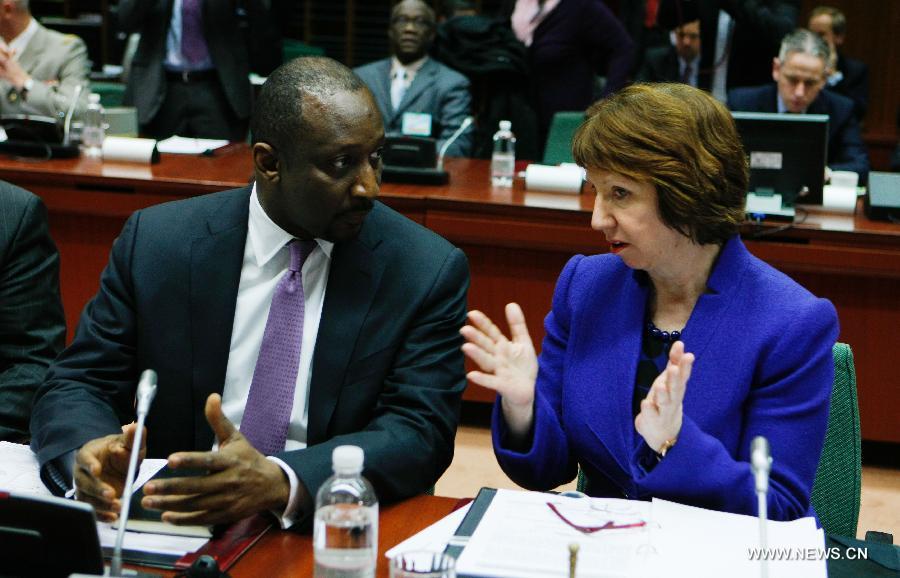 Mali's Foreign Minister Tieman Hubert Coulibaly (L) talks with EU Foreign Policy chief Catherine Ashton during an European Union emergency foreign ministers' meeting to discuss the situation in Mali, in Brussels, capital of Belgium, on Jan. 17, 2013. (Xinhua/Zhou Lei) 