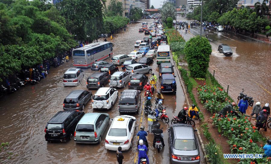 Vehicles are trapped in a flooded road in Jakarta, Indonesia, Jan. 17, 2013. The Indonesian capital city of Jakarta was paralyzed by flood on Thursday following a massive downpour since Wednesday night, with its main roads inundated, public transport disrupted and operation of government offices and private sector coming to a standstill. (Xinhua/Veri Sanovri)