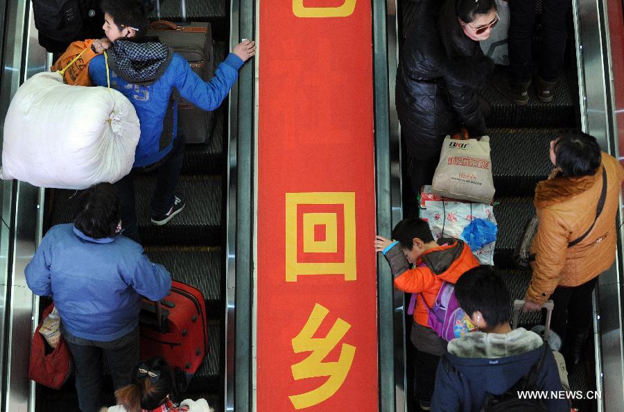 Passengers prepare to board the train at the Hangzhou Railway Station in Hangzhou, east China's Zhejiang Province, Jan. 17, 2013. Some migrant workers have started to return home in order to avoid the Spring Festival travel peak that begins on Jan. 26 and will last for about 40 days. The Spring Festival, the most important occasion for a family reunion for the Chinese people, falls on the first day of the first month of the traditional Chinese lunar calendar, or Feb. 10 this year. (Xinhua/Ju Huanzong) 