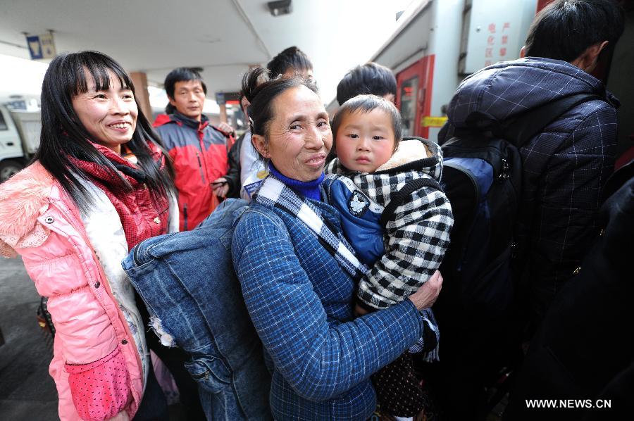 Migrant workers from southwest China's Chongqing prepare to board the train at the Hangzhou Railway Station in Hangzhou, east China's Zhejiang Province, Jan. 17, 2013. Some migrant workers have started to return home in order to avoid the Spring Festival travel peak that begins on Jan. 26 and will last for about 40 days. The Spring Festival, the most important occasion for a family reunion for the Chinese people, falls on the first day of the first month of the traditional Chinese lunar calendar, or Feb. 10 this year. (Xinhua/Ju Huanzong) 