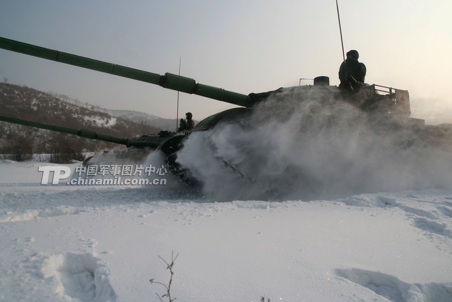 An armored regiment under the Shenyang Military Area Command (MAC) of the Chinese People's Liberation Army (PLA) organized its armored vehicles to conduct actual-troop and live-ammunition drill on January 14, 2013, in a bid to temper troops' combat capability under extreme cold conditions.(China Military Online/Xu Zhilin)