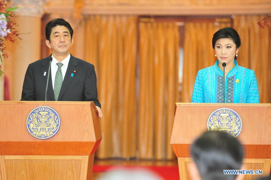 Thai Prime Minister Yingluck Shinawatra (R) and Japanese Prime Minister Shinzo Abe (L) attend a joint press conference at the Government House in Bangkok, capital of Thailand, Jan. 17, 2013. Shinzo Abe arrived in Bangkok on Thursday for a two-day official visit to Thailand. (Xinhua/Rachen Sageamsak) 