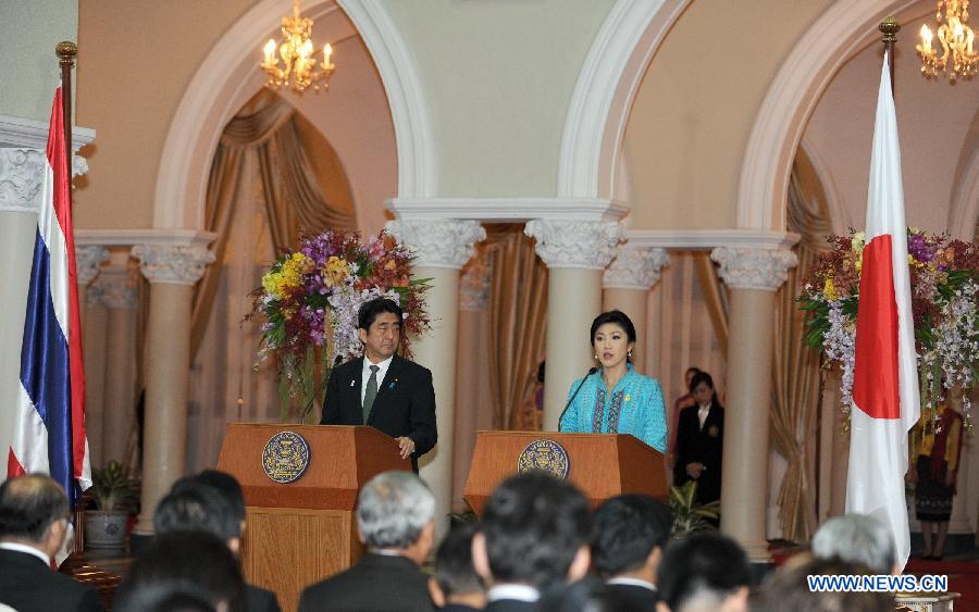 Thai Prime Minister Yingluck Shinawatra (R) and Japanese Prime Minister Shinzo Abe (L) attend a joint press conference at the Government House in Bangkok, capital of Thailand, Jan. 17, 2013. Shinzo Abe arrived in Bangkok on Thursday for a two-day official visit to Thailand.(Xinhua/Gao Jianjun)