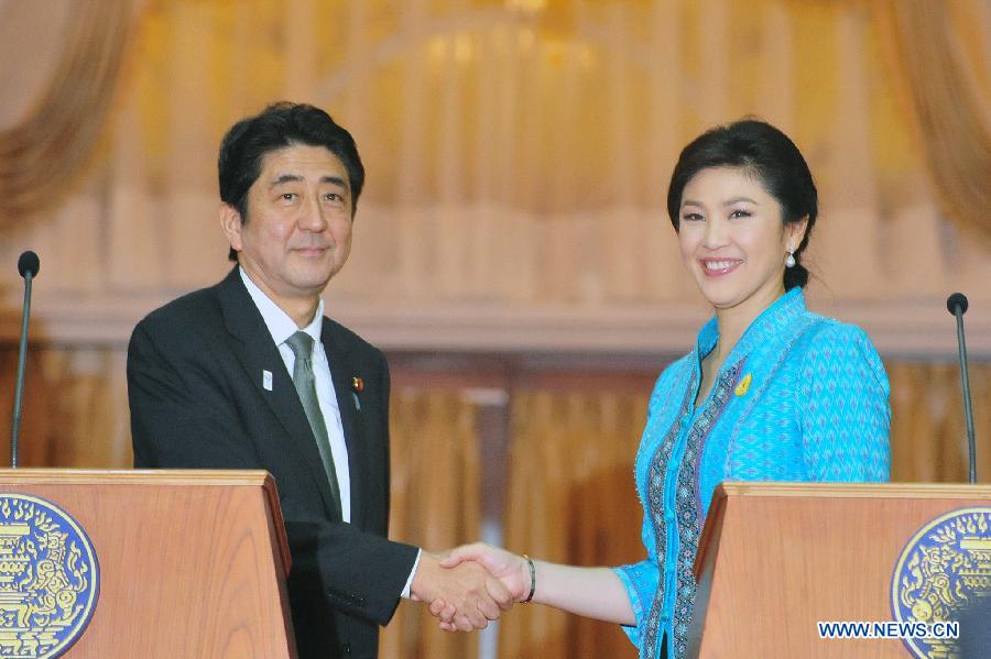 Thai Prime Minister Yingluck Shinawatra (R) shakes hands with visiting Japanese Prime Minister Shinzo Abe (L) during a joint press conference at the Government House in Bangkok, capital of Thailand, Jan. 17, 2013. Shinzo Abe arrived in Bangkok on Thursday for a two-day official visit to Thailand. (Xinhua/Rachen Sageamsak)
