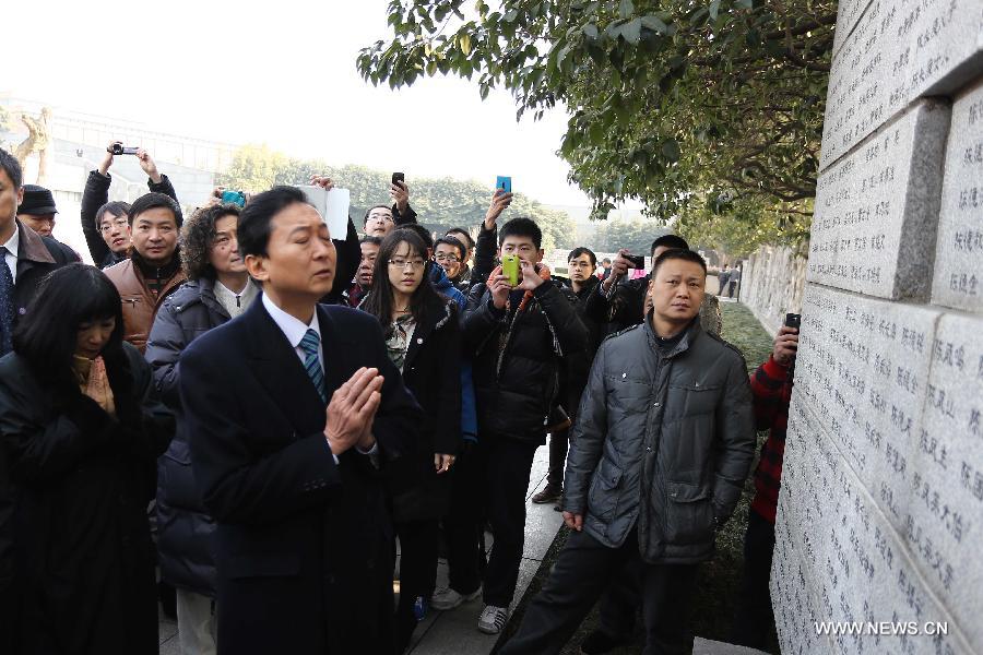 Former Japanese Prime Minister Yukio Hatoyama (front) mourns for the Nanjing Massacre victims in front of a memorial wall on which names of the Nanjing Massacre victims are engraved at the Memorial Hall of the Victims in Nanjing Massacre by Japanese Invaders, in Nanjing, capital of east China's Jiangsu Province, Jan. 17, 2013. (Xinhua/Han Hua)