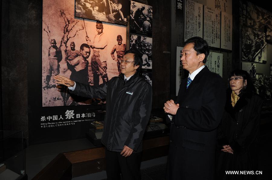 Former Japanese Prime Minister Yukio Hatoyama (C) and his wife visit the Memorial Hall of the Victims in Nanjing Massacre by Japanese Invaders, in Nanjing, capital of east China's Jiangsu Province, Jan. 17, 2013. (Xinhua/Han Yuqing)