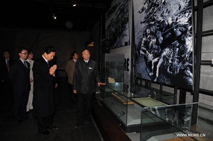 Former Japanese Prime Minister Yukio Hatoyama (3rd R) mourns for the Nanjing Massacre victims when visiting the Memorial Hall of the Victims in Nanjing Massacre by Japanese Invaders in Nanjing, capital of east China's Jiangsu Province, Jan. 17, 2013. (Xinhua/Han Yuqing)