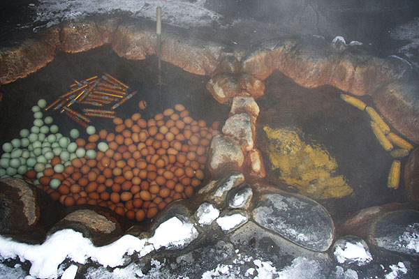Eggs and corn are boiled at the mouth of the hot spring. Tourists enjoy eating them as they are believed to taste better than eggs and corn boiled in ordinary water. (CRI Online)