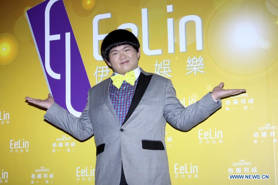 Singer Jimmy Lin (Lin Yu-chun) poses for photos during a year-end party held by EeLin Modeling Agency Ltd. in Taipei, southeast China, Jan. 17, 2013. (Xinhua) 