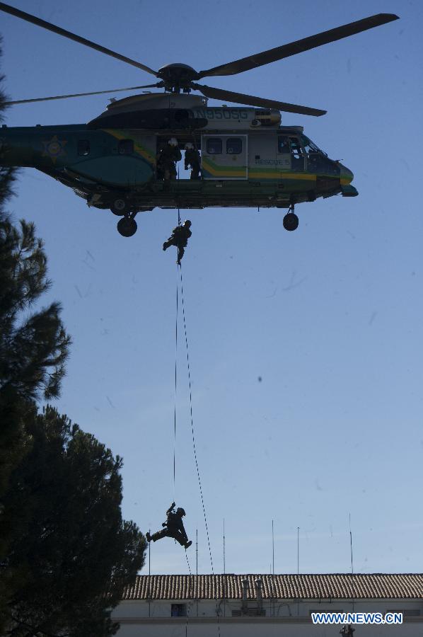 Special policemen descend from a helicopter during an anti-terrorist drill at Claremont Colleges in Los Angeles County, Jan. 17, 2013. The three-day drill will last until Friday. (Xinhua/Yang Lei) 